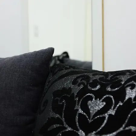 Dve Kuce Pored Jezera 2*