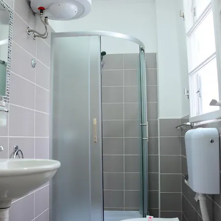 Dve Kuce Pored Jezera Pensiune 2*