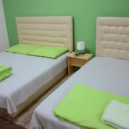 Dve Kuce Pored Jezera Pensiune 2*