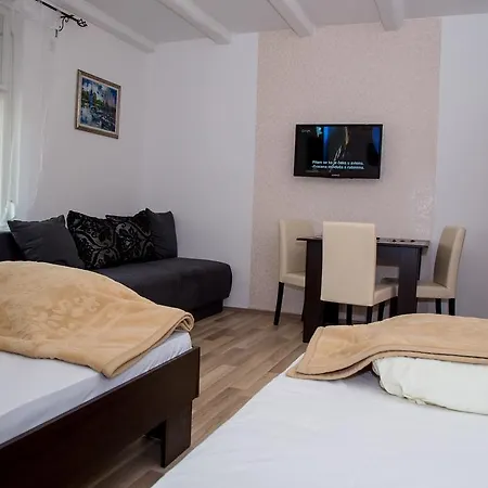 Dve Kuce Pored Jezera