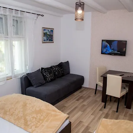 Dve Kuce Pored Jezera 2*