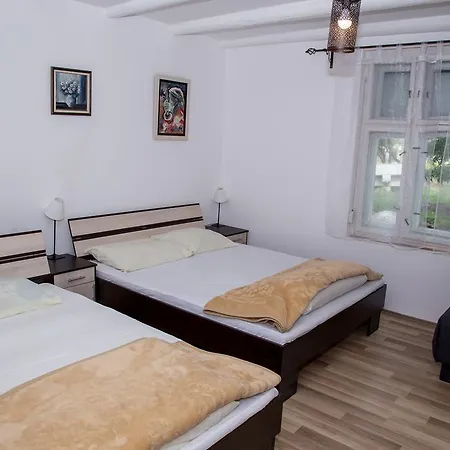 Pensiune Dve Kuce Pored Jezera 2*