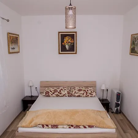 Pensiune Dve Kuce Pored Jezera 2*