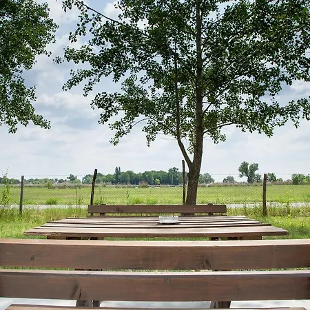 Dve Kuce Pored Jezera Pensiune 2*