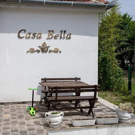 Dve Kuce Pored Jezera