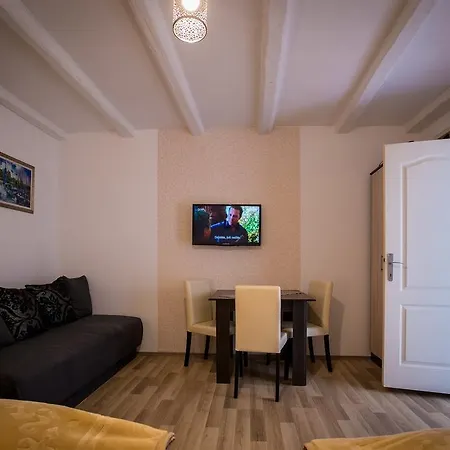 Dve Kuce Pored Jezera Pensiune 2*