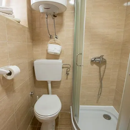 Dve Kuce Pored Jezera Pensiune