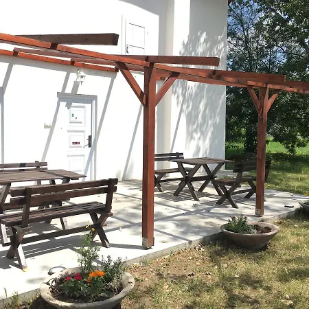 Dve Kuce Pored Jezera Pensiune 2*