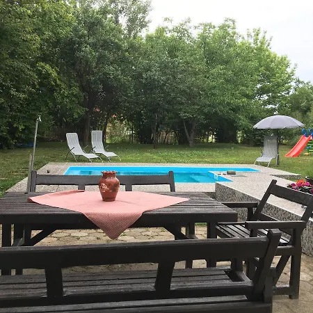 Dve Kuce Pored Jezera Palić