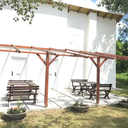 Dve Kuce Pored Jezera Pensiune 2*