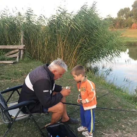 Dve Kuce Pored Jezera Pensiune
