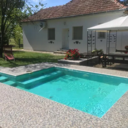 Dve Kuce Pored Jezera Pensiune 2*