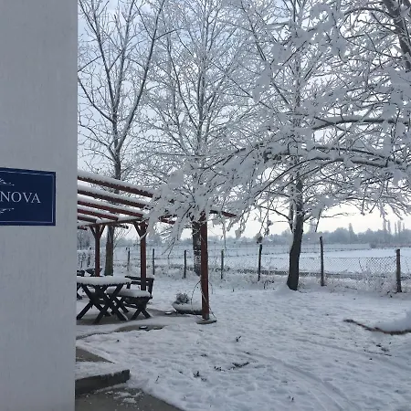 Dve Kuce Pored Jezera