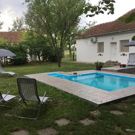 Dve Kuce Pored Jezera Pensiune 2*