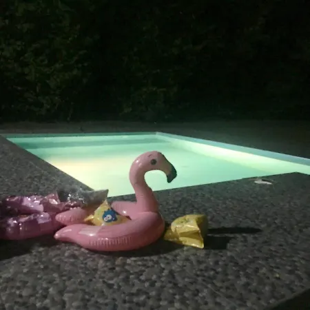 Dve Kuce Pored Jezera