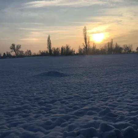 Dve Kuce Pored Jezera