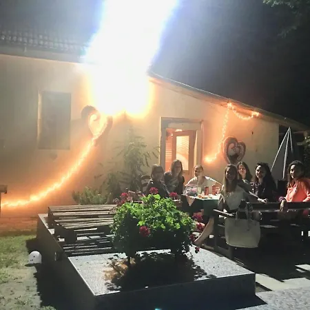 Dve Kuce Pored Jezera Pensiune 2*