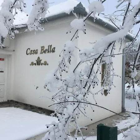 Dve Kuce Pored Jezera