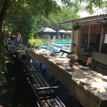 Dve Kuce Pored Jezera