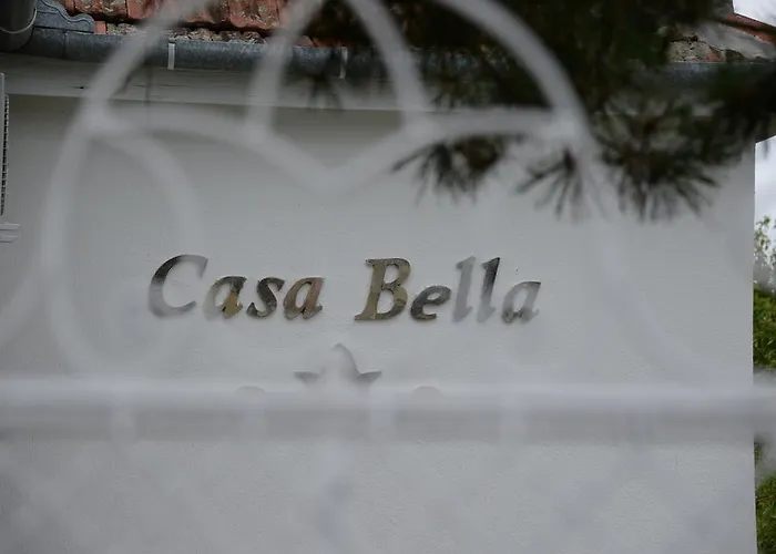 Dve Kuce Pored Jezera