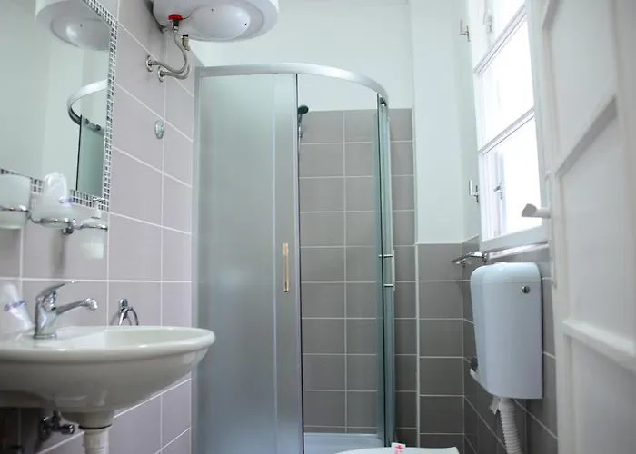 Dve Kuce Pored Jezera Pensiune 2*