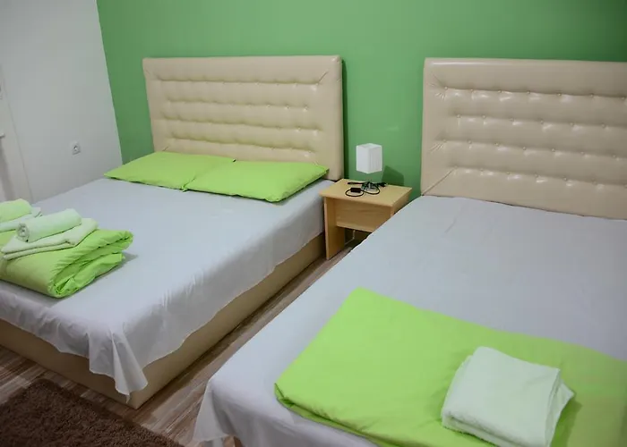 Dve Kuce Pored Jezera Pensiune 2*