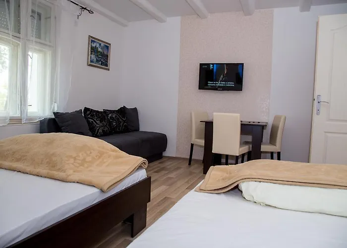 Dve Kuce Pored Jezera