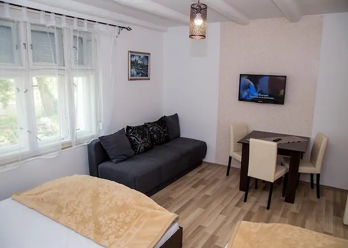 Dve Kuce Pored Jezera 2*