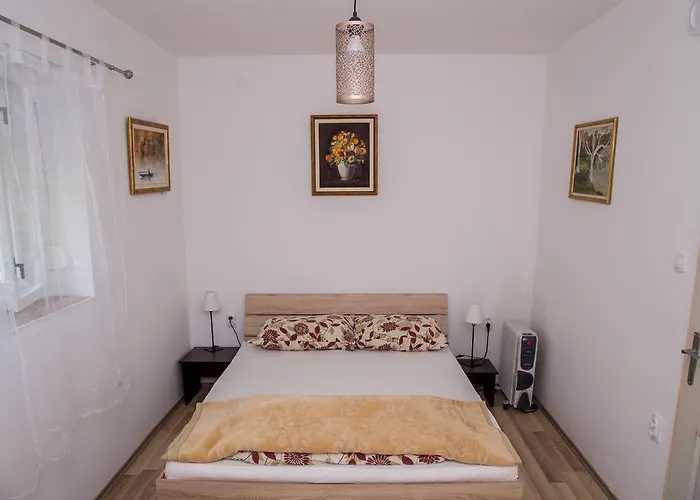 Pensiune Dve Kuce Pored Jezera 2*