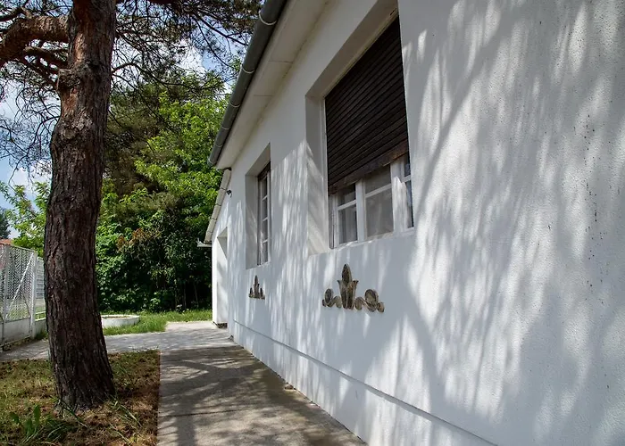 Dve Kuce Pored Jezera 2*