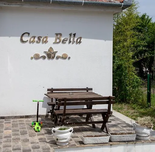 Dve Kuce Pored Jezera