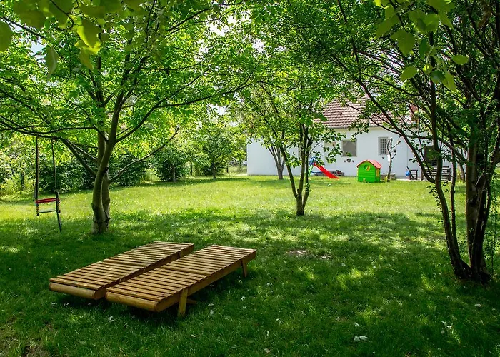 Dve Kuce Pored Jezera Pensiune 2*