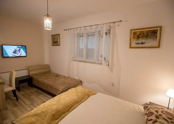 Dve Kuce Pored Jezera Pensiune