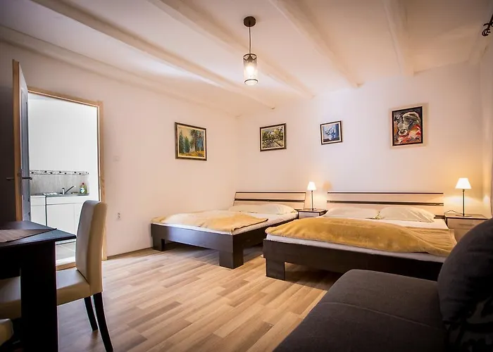 Dve Kuce Pored Jezera Pensiune Palić