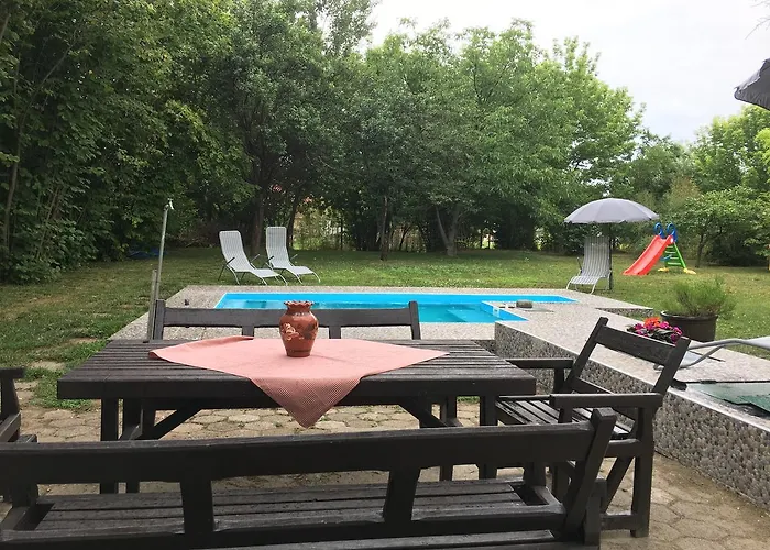 Dve Kuce Pored Jezera Palić