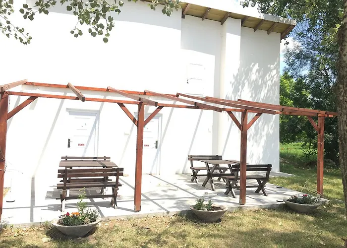 Dve Kuce Pored Jezera Pensiune 2*