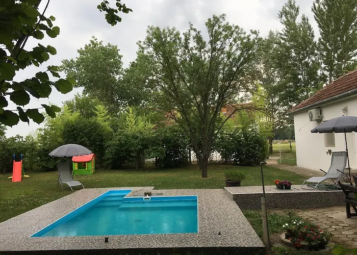 Dve Kuce Pored Jezera Pensiune 2*