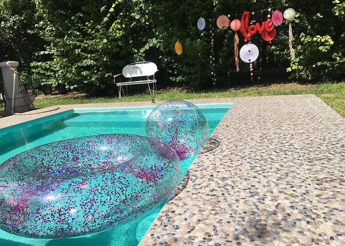 Dve Kuce Pored Jezera