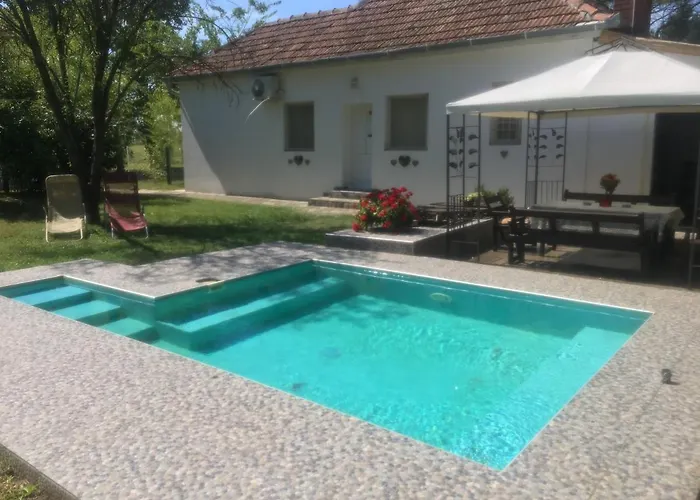 Dve Kuce Pored Jezera Pensiune 2*