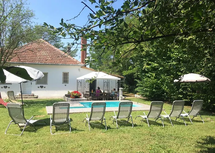 Dve Kuce Pored Jezera Palić