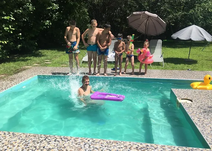 Dve Kuce Pored Jezera Pensiune 2*