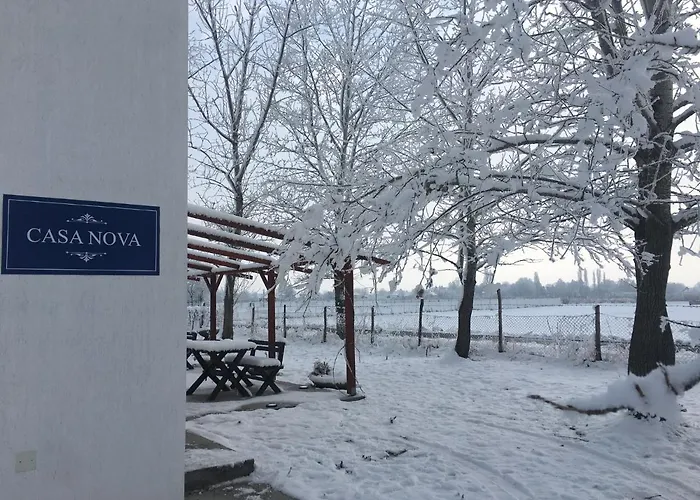 Dve Kuce Pored Jezera