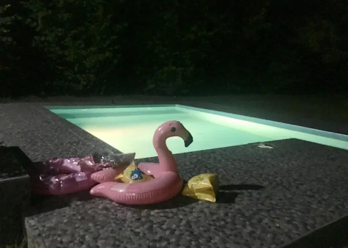 Dve Kuce Pored Jezera