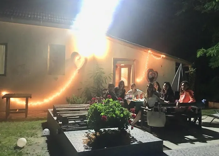 Dve Kuce Pored Jezera Pensiune 2*