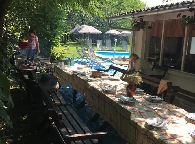 Dve Kuce Pored Jezera